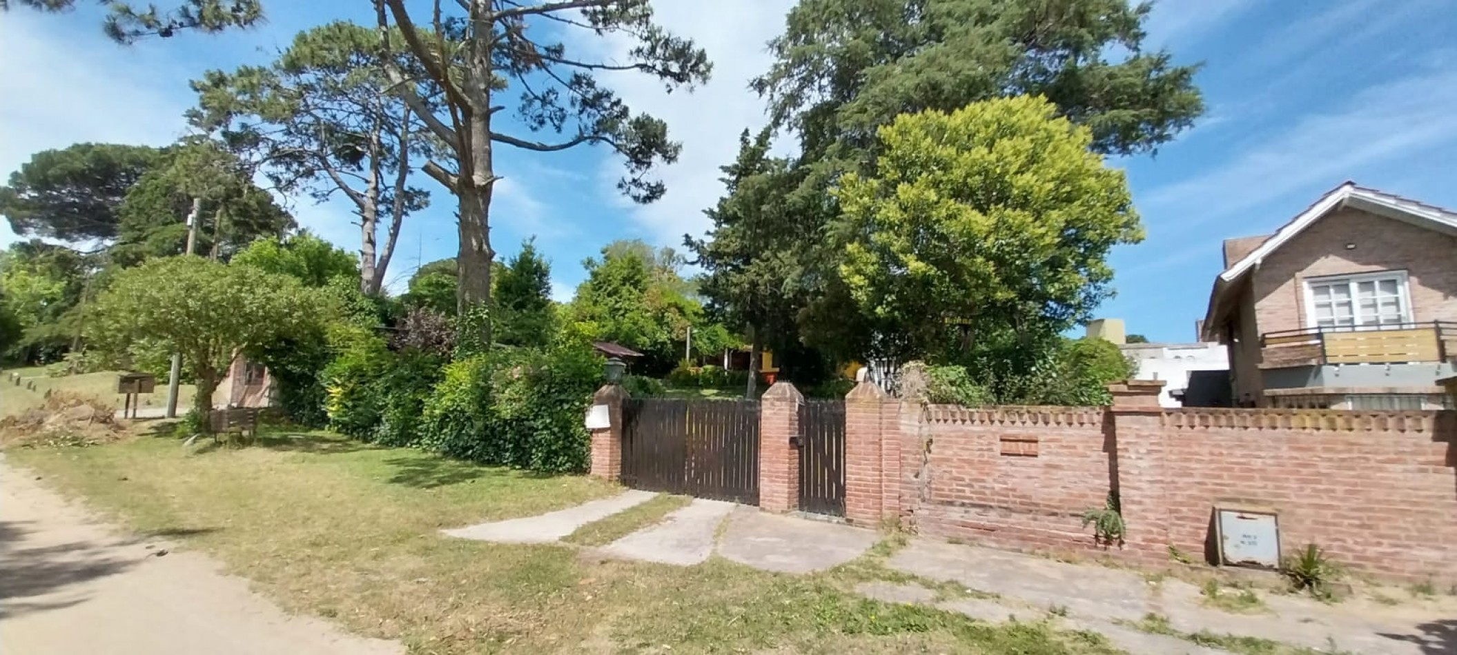  El Barba  - Venta en Block en 104 y Av. 7  Casa + 2 Duplex  Oportunidad de Inversion con Excelente Rentabilidad