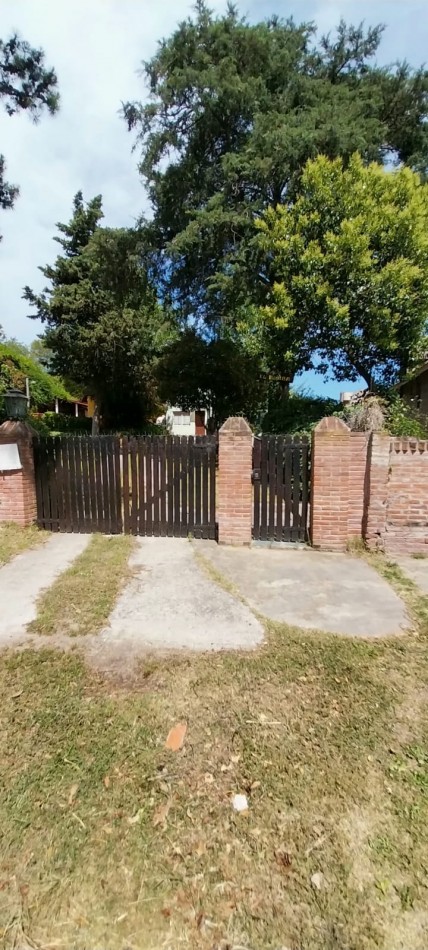  El Barba  - Venta en Block en 104 y Av. 7  Casa + 2 Duplex  Oportunidad de Inversion con Excelente Rentabilidad