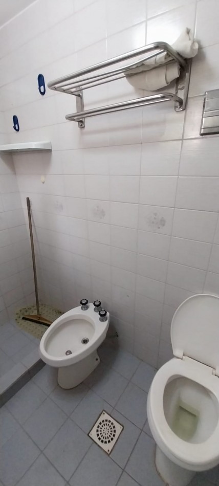  El Barba  - Venta en Block en 104 y Av. 7  Casa + 2 Duplex  Oportunidad de Inversion con Excelente Rentabilidad