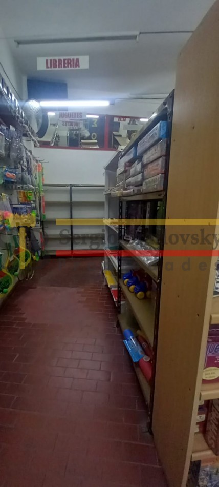 Oportunidad comercial y residencial en Av. 3 - Local, departamento y cochera