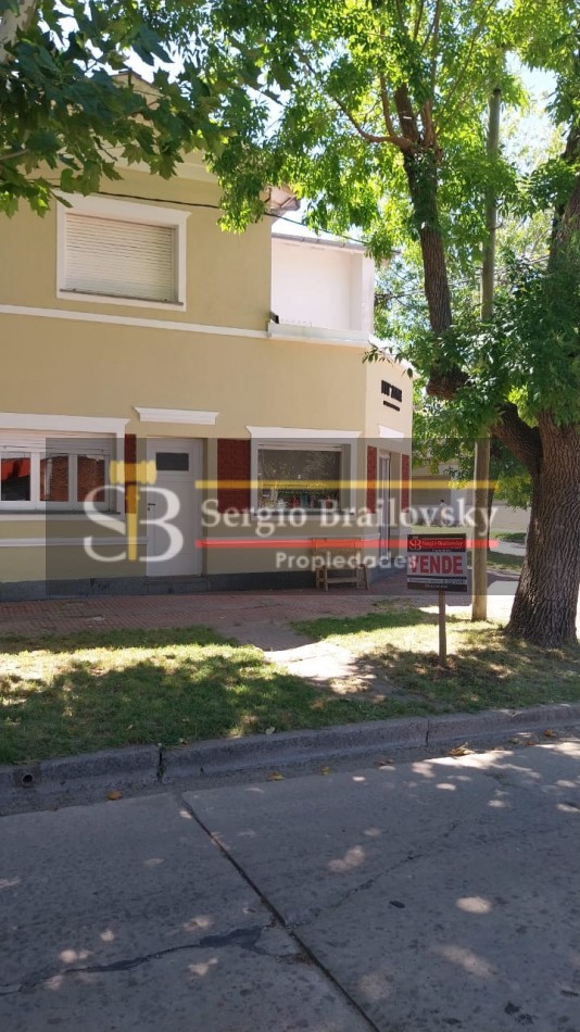 Se Vende  Casa de dos plantas mas local comercial en Gral. Madariaga 