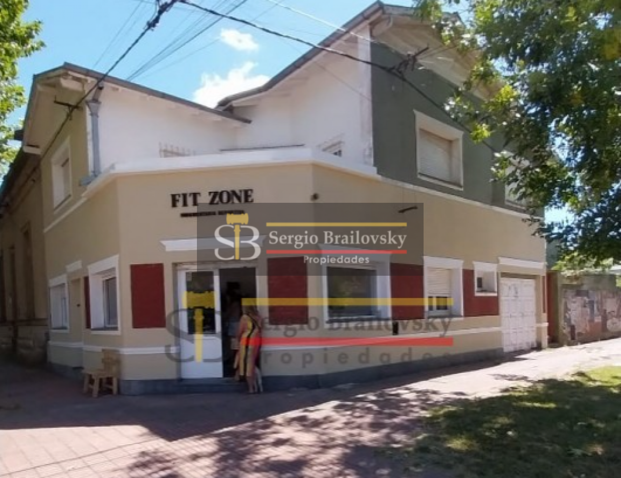 Se Vende  Casa de dos plantas mas local comercial en Gral. Madariaga 