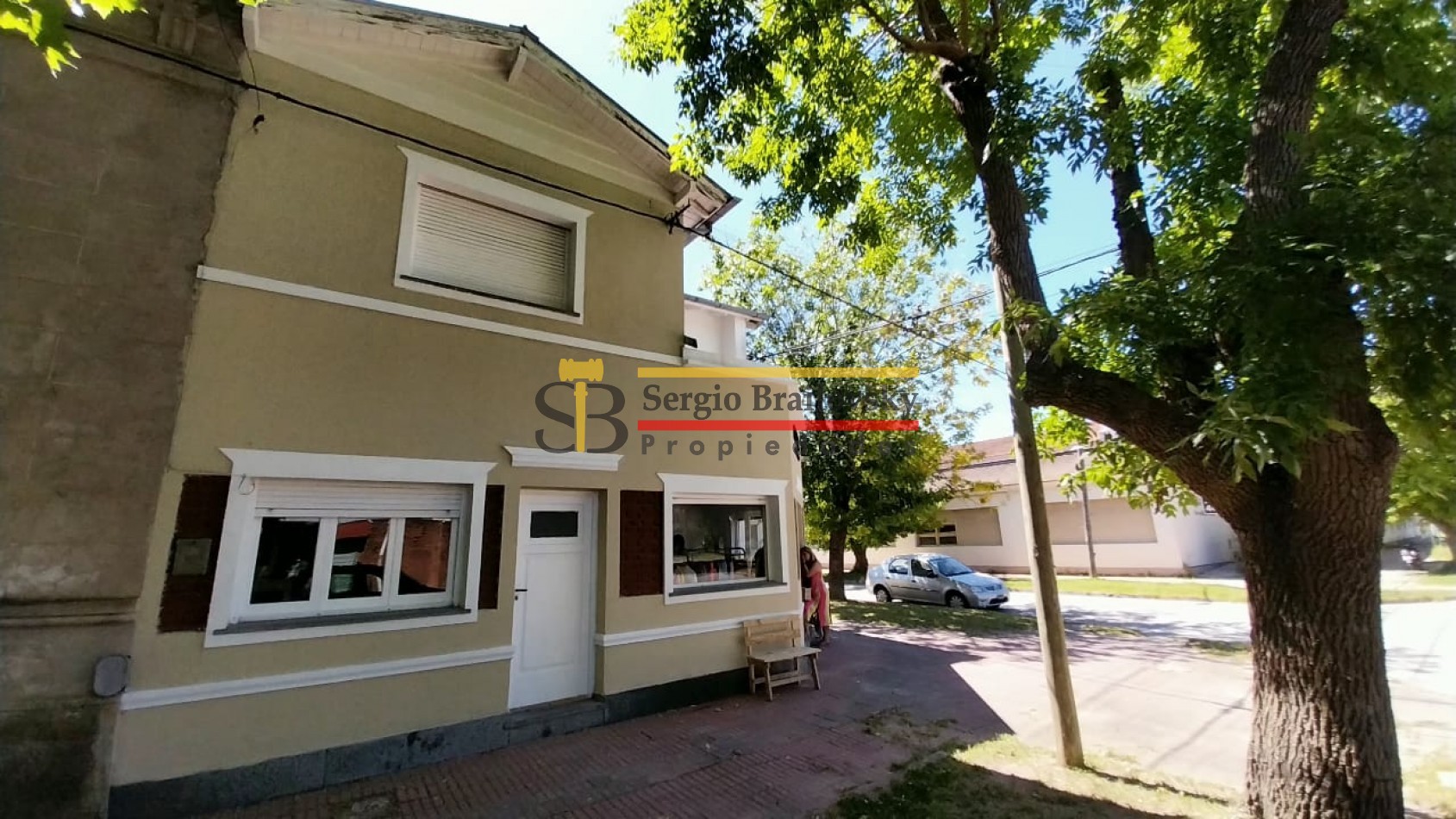 Se Vende  Casa de dos plantas mas local comercial en Gral. Madariaga 