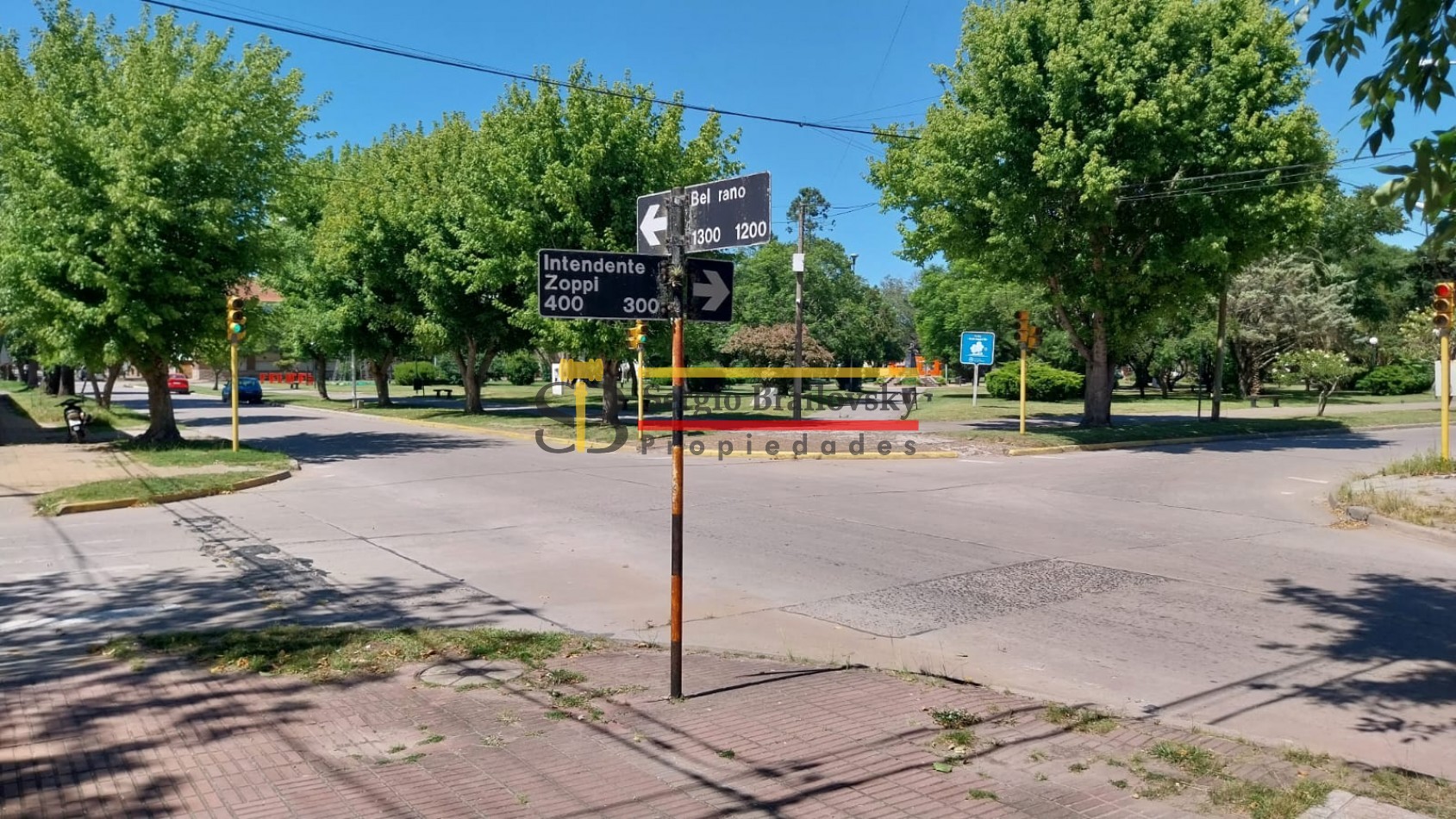 Se Vende  Casa de dos plantas mas local comercial en Gral. Madariaga 