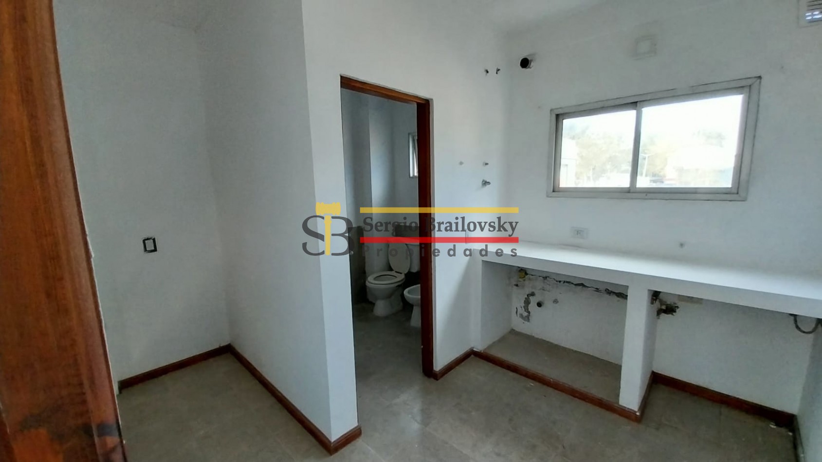 SE VENDE  LOCAL COMERCIAL EN OSTENDE 