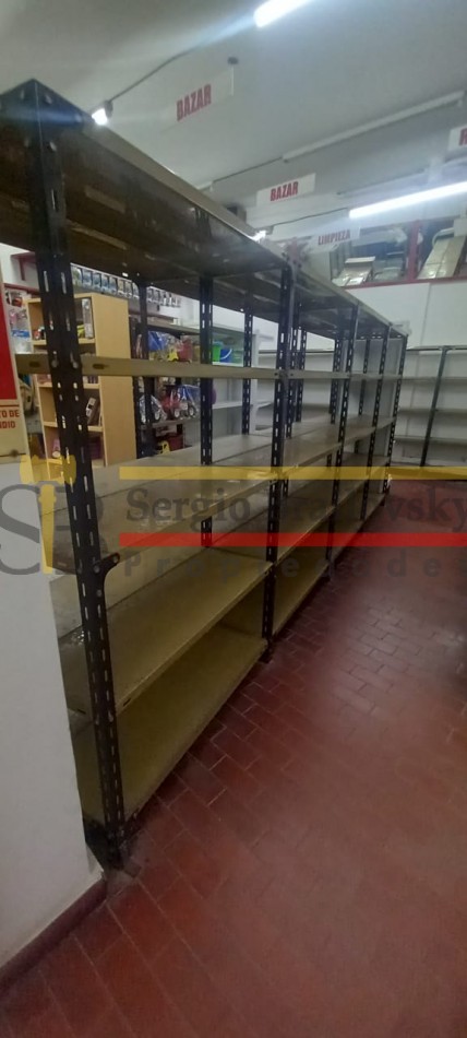 Oportunidad comercial y residencial en Av. 3 - Local, departamento y cochera