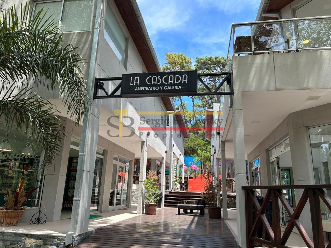 SE VENDE FONDO DE COMERCIO - Heladeria en el centro de Mar Azul