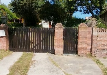  El Barba  - Venta en Block en 104 y Av. 7  Casa + 2 Duplex  Oportunidad de Inversion con Excelente Rentabilidad